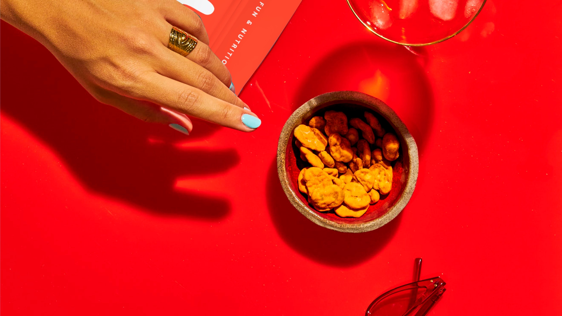 Χέρι πάει να πάρει pulse snack