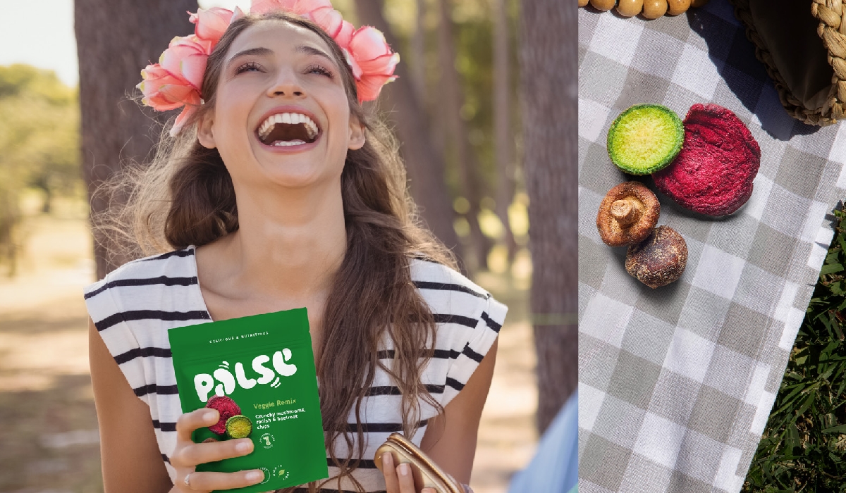 Χαμογελαστή κοπέλα με palse snack στο χέρι